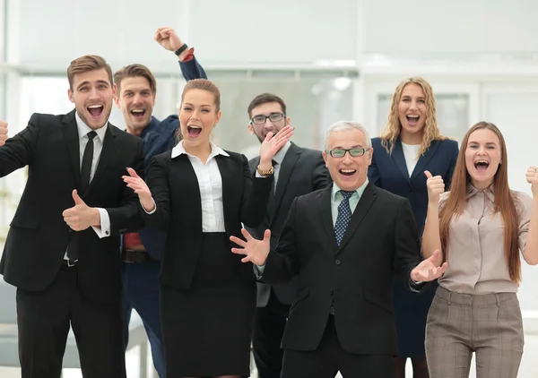 Sieg im Geschäft. Erfolgreiches Business-Team im Büro — Stockfoto