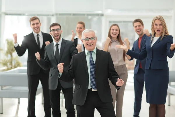 Gente de negocios exitosa que se ve feliz y segura —  Fotos de Stock