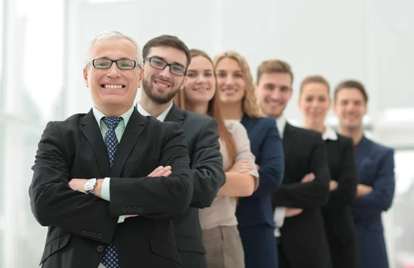 Das Team der Erfolgreichen mit ihrem reifen Chef — Stockfoto