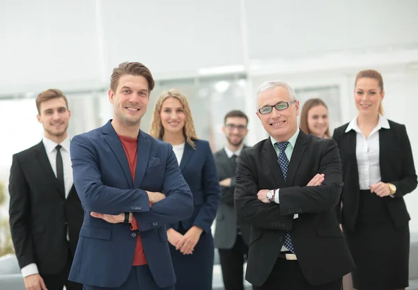 El equipo de las personas exitosas con su jefe — Foto de Stock