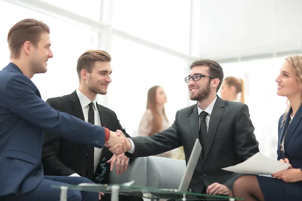Poignée de main entre hommes d'affaires dans un bureau moderne — Photo
