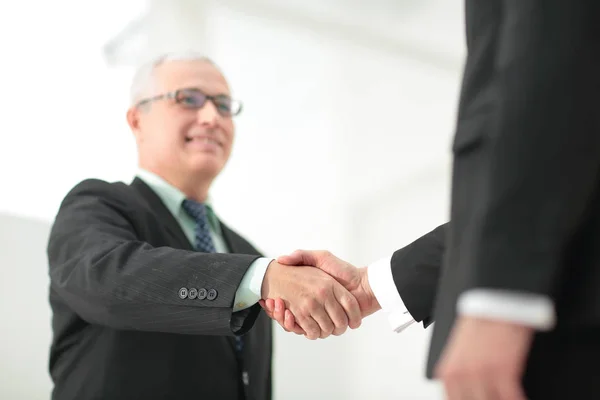 Closeup handshake jako znamení úspěšná spolupráce a int — Stock fotografie