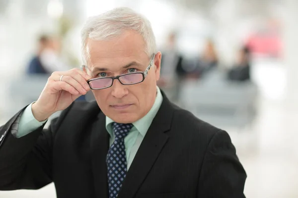 Portrait of mature businessman with  colleagues interacting on b — Stock Photo, Image