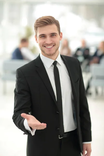 Retrato de hombre de negocios feliz con colegas que interactúan en ba —  Fotos de Stock