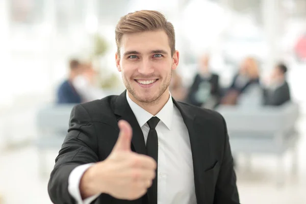 Retrato de hombre de negocios feliz con colegas que interactúan en ba —  Fotos de Stock