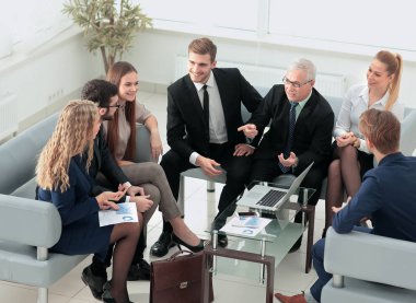 Bir grup iş adamı ofiste toplantı yapıyor.
