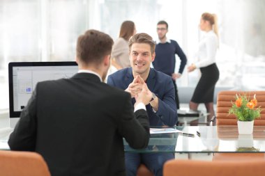 Şirket toplantısında oturan iş adamları