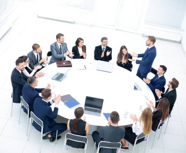 Hoparlör kurumsal iş toplantısında bir konuşma vermek. İşletme