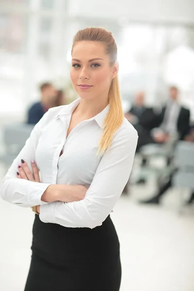 Grupo de socios comerciales discutiendo ideas con su líder en — Foto de Stock