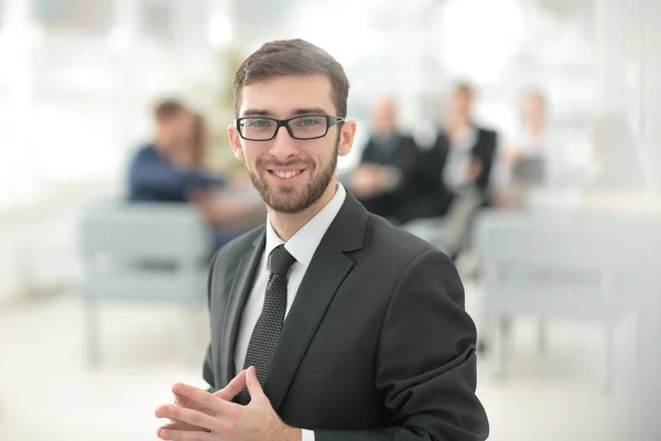 Hombre de negocios exitoso en una oficina moderna — Foto de Stock