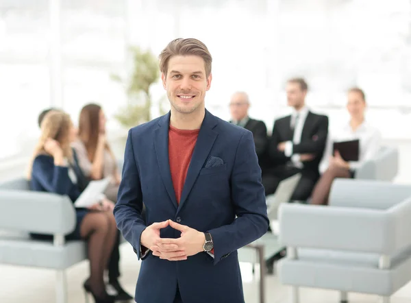Porträt eines glücklichen Geschäftsmannes mit Kollegen, die sich im Internet austauschen — Stockfoto
