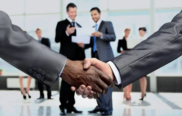 ビジネス partners.a 成功する契約書後の握手、 — ストック写真