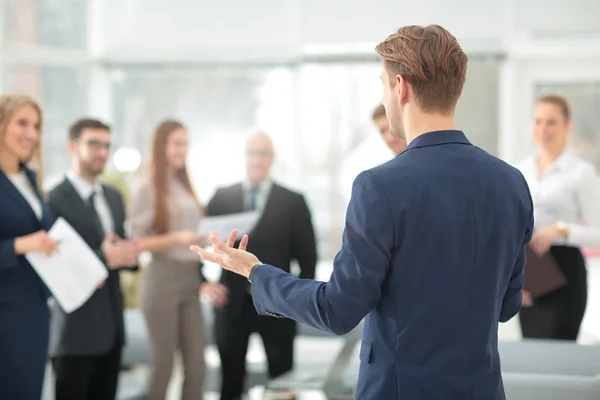 Imagen de socios comerciales discutiendo documentos e ideas en mee —  Fotos de Stock