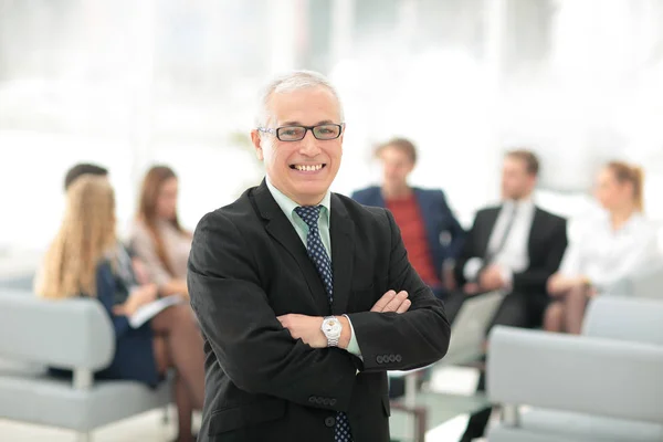 Retrato de homem de negócios feliz com colegas interagindo em ba — Fotografia de Stock