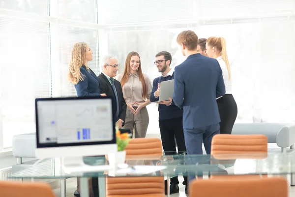 Equipo de negocios feliz planificación de trabajo juntos — Foto de Stock