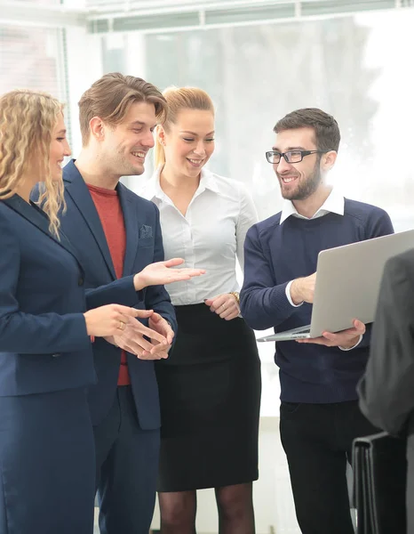 Equipo de negocios feliz planificación de trabajo juntos — Foto de Stock