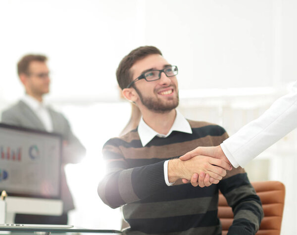 Успешные бизнесмены пожимают друг другу руки
