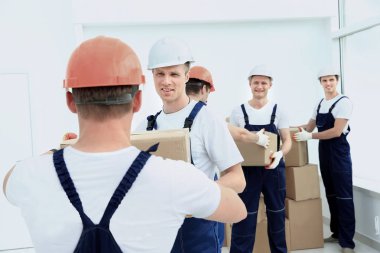 Irgat yeni tesislerinde kutularını boşaltın