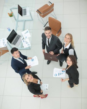 Eğitim ve belgeleri tartışırken iş takım. Yüksek görünümü