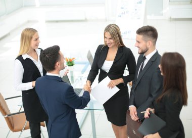 Çeşitlilik iş takım içinde el sıkışma ile sözleşme sonuçlandırılmasına bir