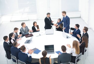 Başarılı anlaşmalar sonra el sıkışın. Yuvarlak masa