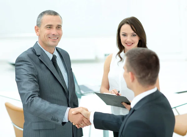 Úspěšné handshake podnikatele před podepsáním smlouvy — Stock fotografie