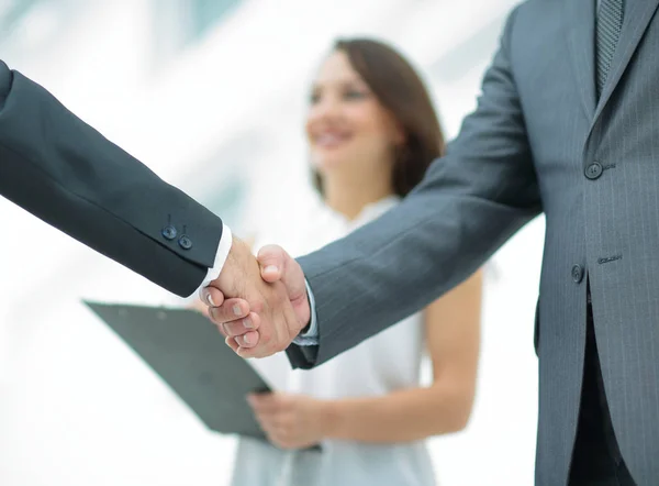 Handslag för affärspartners på bakgrund av office — Stockfoto