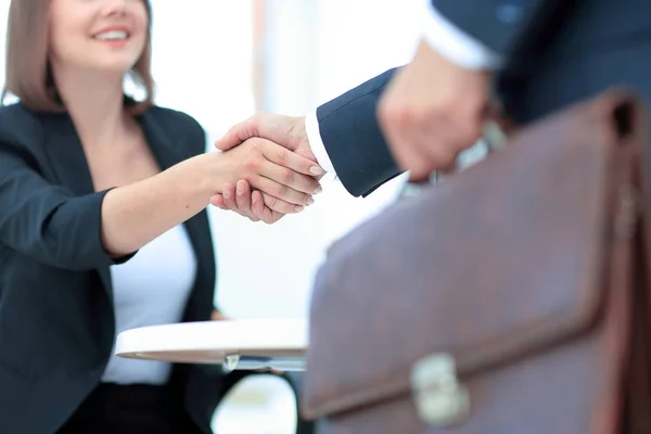 Empresária apertando as mãos para selar um acordo com seu parceiro — Fotografia de Stock