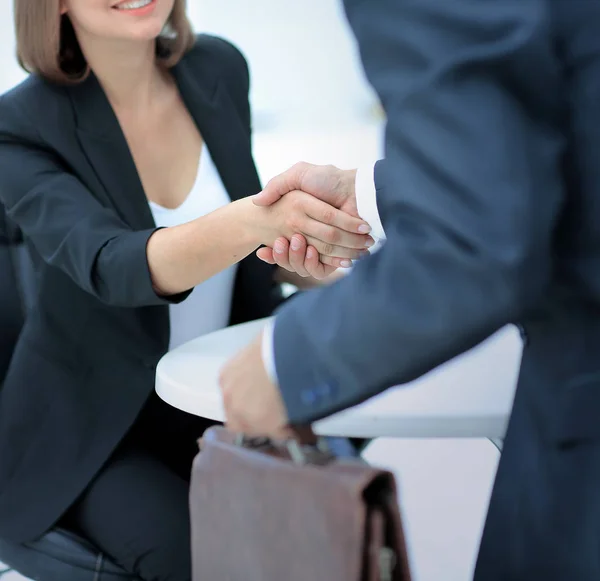 Geschäftlicher Händedruck im modernen Büro — Stockfoto