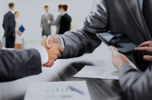 Handslag för affärspartners efter diskussion om den finansiella — Stockfoto