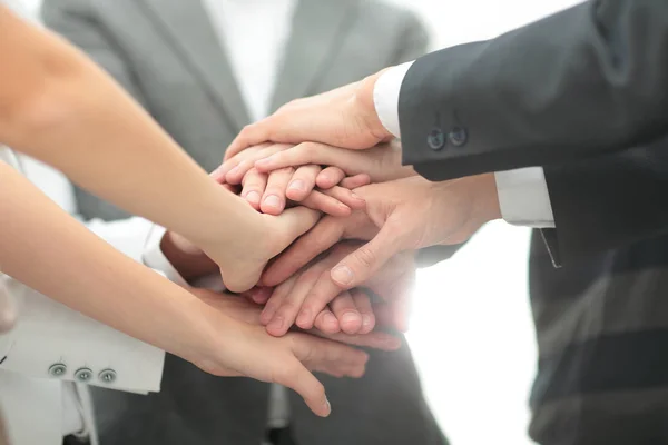 Afbeelding van zakenpartners handen bovenop elkaar symbolizin — Stockfoto
