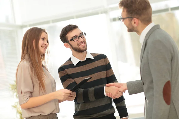 Zwei Männer, die sich die Hände schütteln und einander lächelnd ansehen — Stockfoto