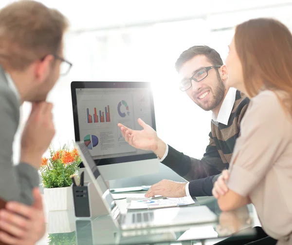 Close-up foto jonge bedrijfsleiders werken met nieuwe opstarten p — Stockfoto