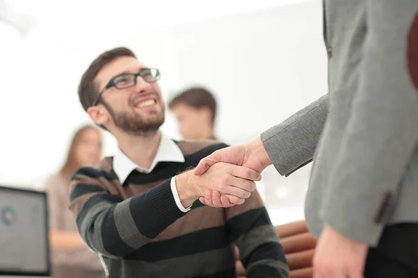 Gente de negocios exitosa estrechando las manos entre sí —  Fotos de Stock