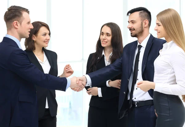 Бізнес-партнер вітає один одного рукостисканням — стокове фото