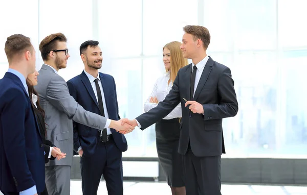 Obchodní partner navzájem pozdrav s handshake — Stock fotografie