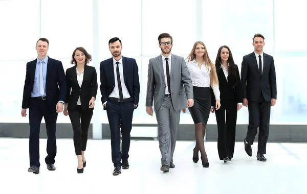 Equipe de negócios, grupo de empresários andando — Fotografia de Stock