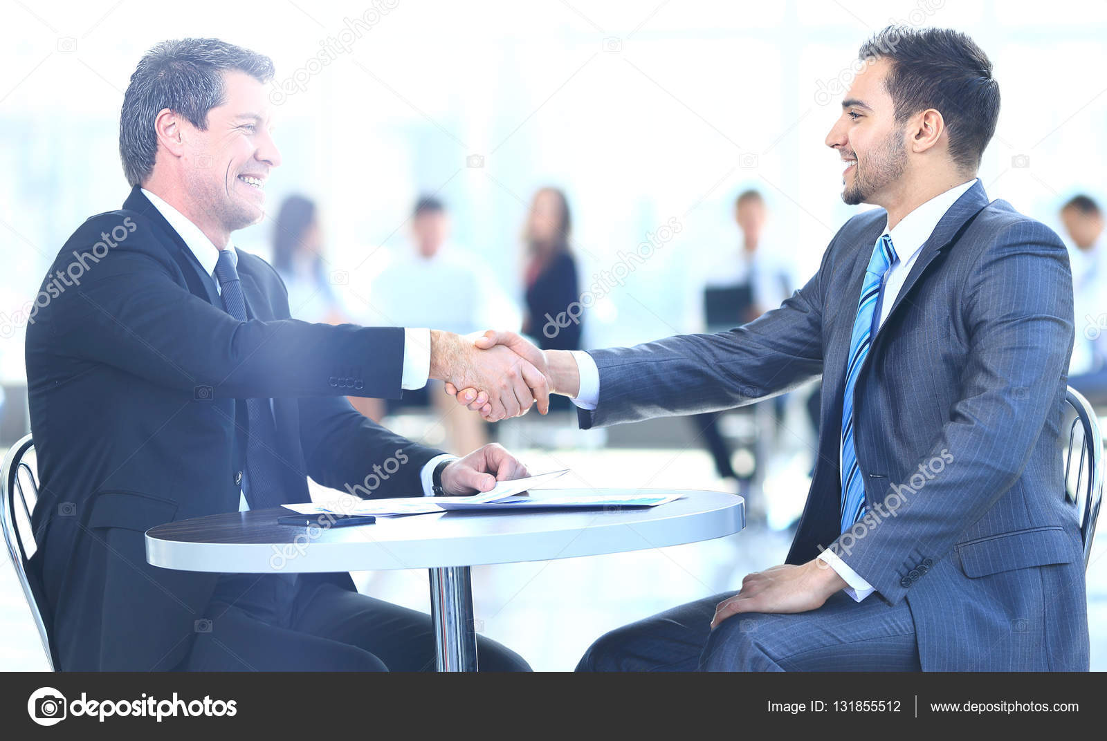 Рукопожатие. Успешная сделка. Рукопожатие фон. Бизнесмены переговоры. Встреча с клиентом.