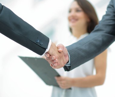 Bir ofiste bir ortak çalışan elini sıkarken işadamı
