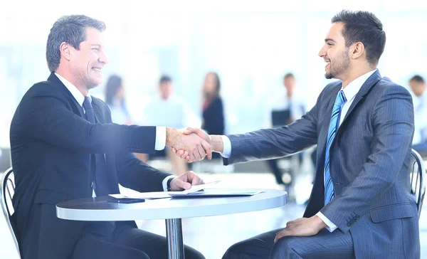 Üzleti emberek találkozó vita vállalati kézfogás koncepciója — Stock Fotó