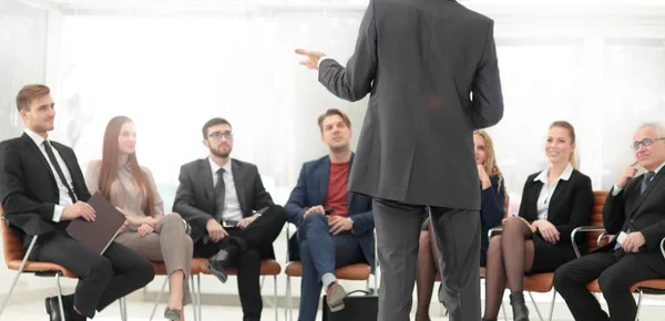 Miembro del equipo de negocios hace una pregunta al orador en un — Foto de Stock