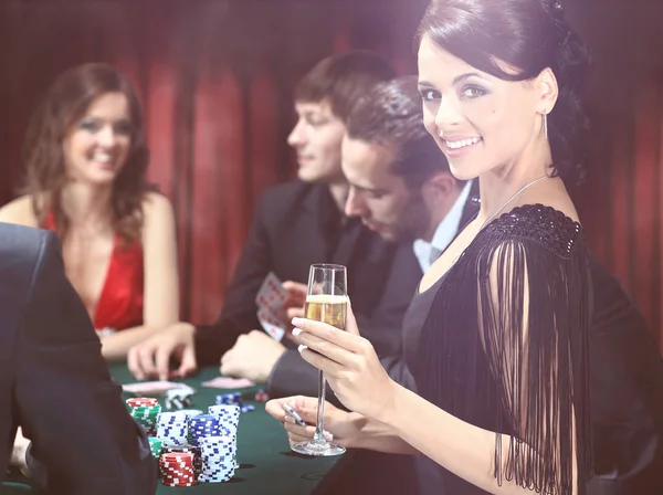 Młodzi ludzie mają dobry czas w kasynie — Zdjęcie stockowe
