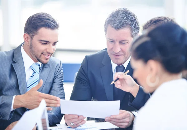 Partner commerciali che discutono documenti e idee durante l'incontro — Foto Stock