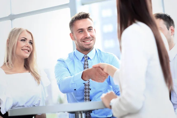 Zakenmensen schudden elkaar de hand, ronden een vergadering af — Stockfoto