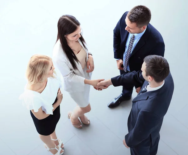 Imagen completa de dos exitosos hombres de negocios estrechándose la mano entre sí —  Fotos de Stock