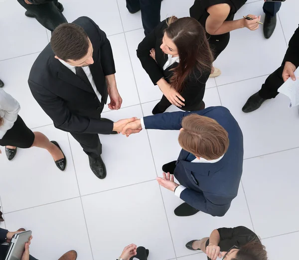 Vista elevada de um grande grupo de empresários multiétnicos maki — Fotografia de Stock