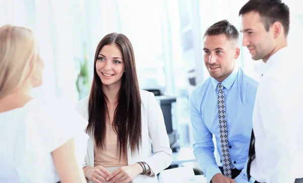 Affärsmöte - manager diskuterar arbetet med kollegorna — Stockfoto