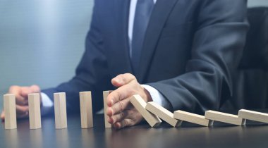 Erkek el ahşap blok bir kule yerleştirerek. planlama ve strateji kavramı