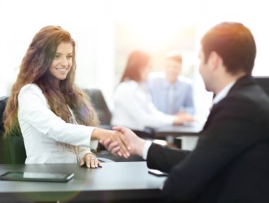 İş adamları el sıkışıyor, toplantıyı bitiriyor.