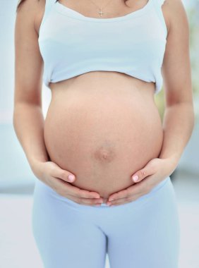 kadın onun bebek carpma tutar